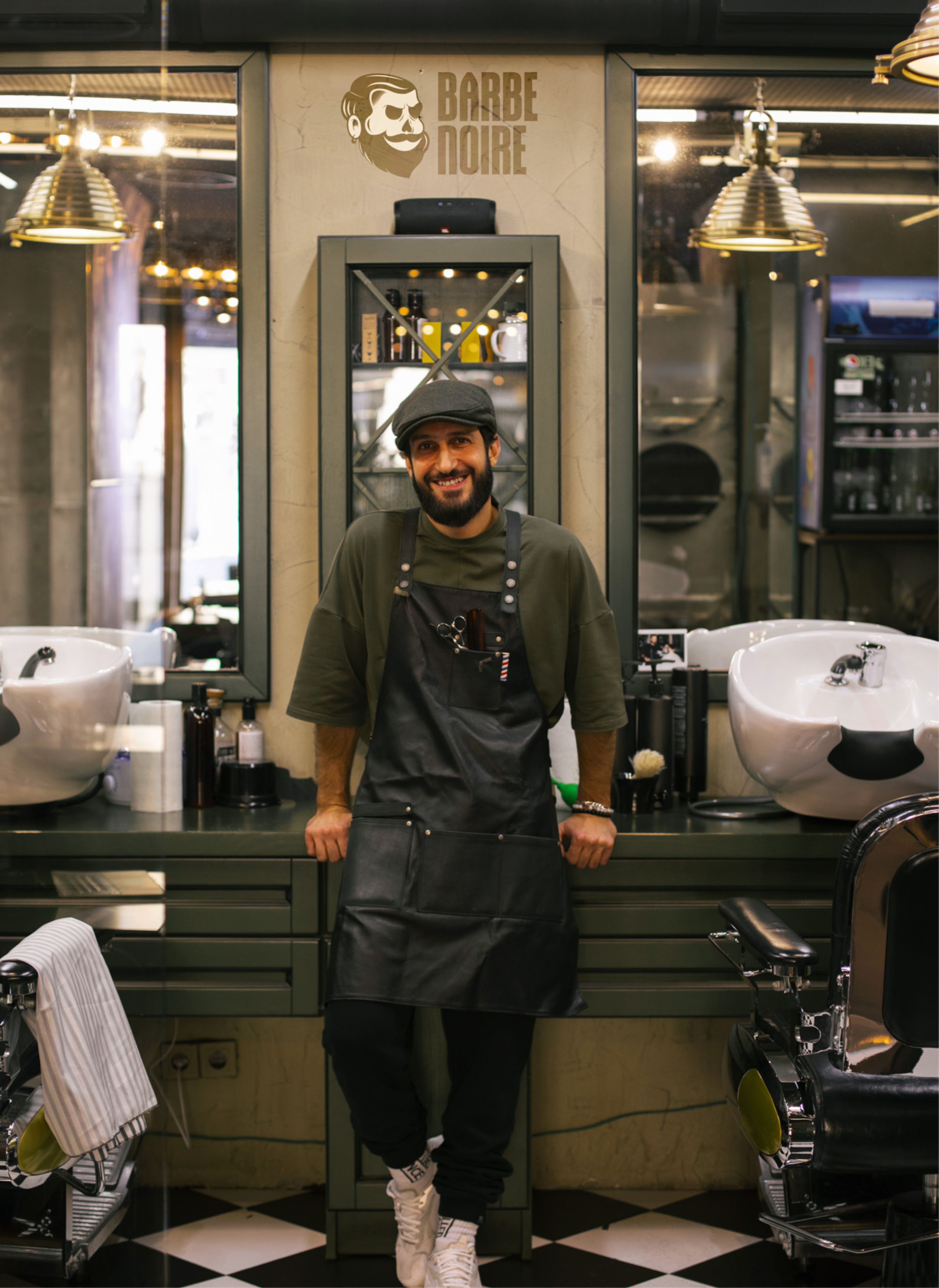 Décoration d'un barber shop avec les logos barbe noire